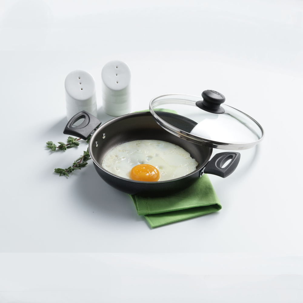 UNIVERSAL NONSTICK EVERYDAY PAN + GLASS LID – CACEROLA